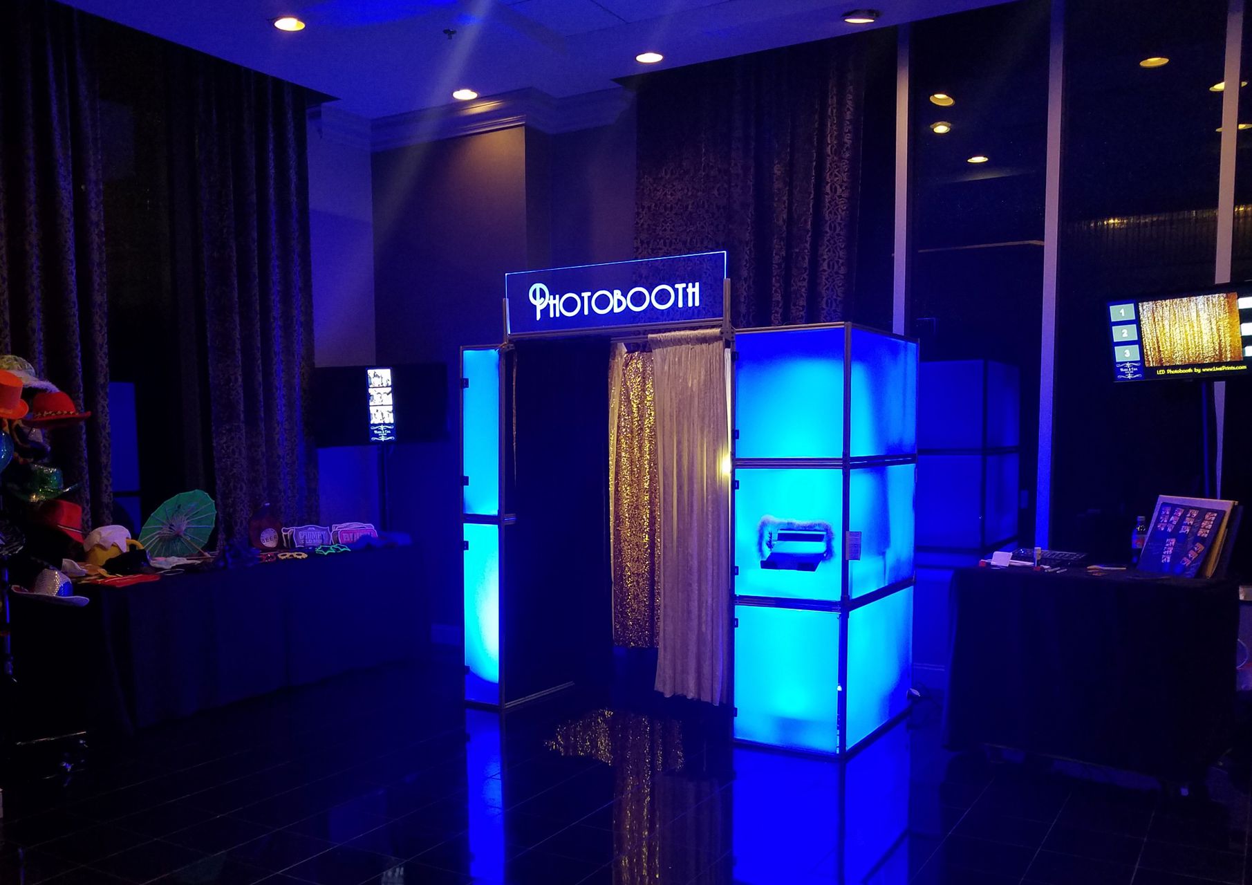 Live Prints LED Photo booths and Green Screen Live Prints LED Photo